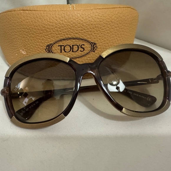 Tod's Sunglass 01 col 52F- Tortoise & Matte Gold - Picture 6 of 6